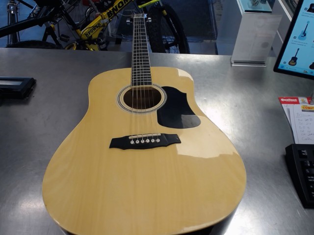 Guitare accoustique dans etui