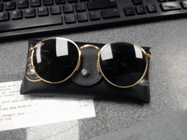 Lunette de soleil avec etuis