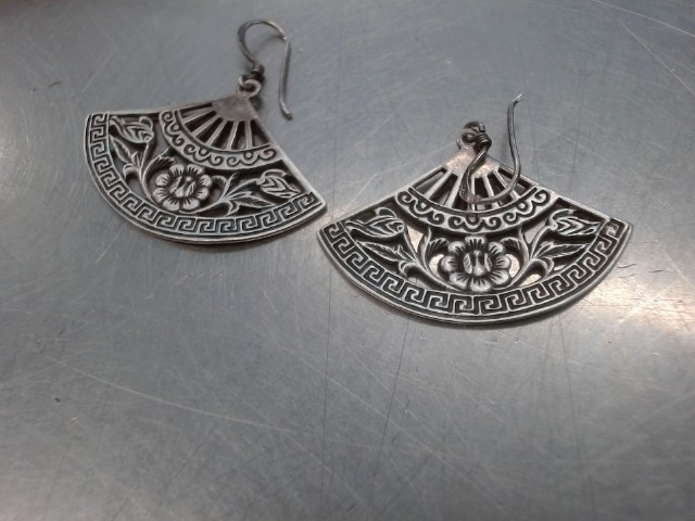 Paire de boucles d'oreilles avec motifs