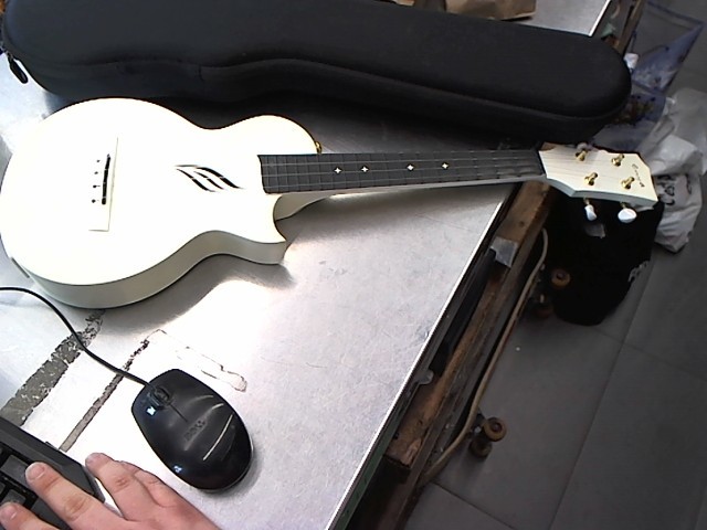Ukulele electrique enya acoustiplus 2