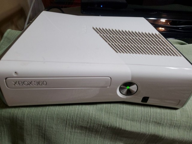 Xbox 360 slim sans manette blanche