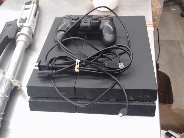 Playstation 4 avec power cable et manett