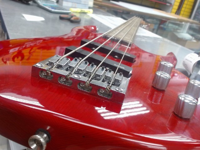 Bass 4 corde rouge avec case dure noire