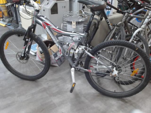 Velo de montange gris et rouge