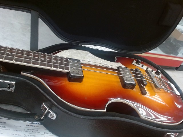 Bass hofner dans son case