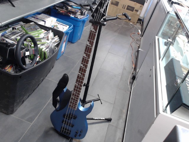 Guitare bass bleu avec case