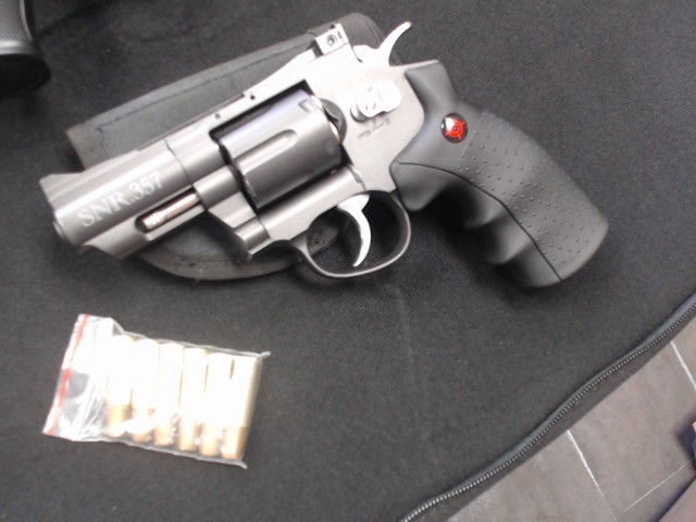 Revolver style gun a plomb
