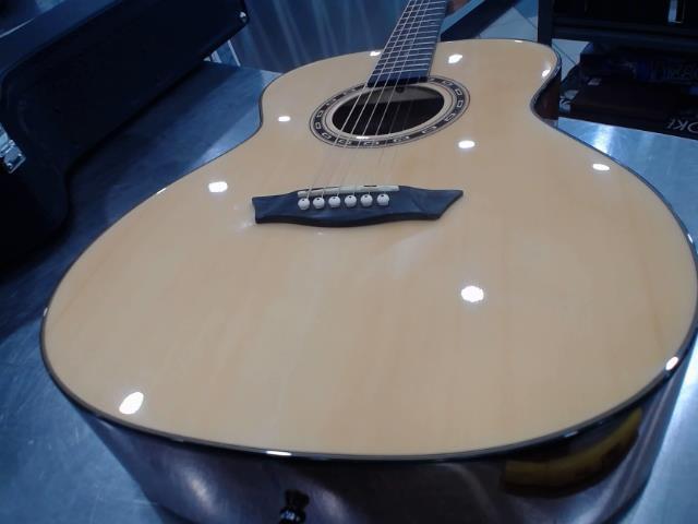 Guitare acoustique avec case rigide