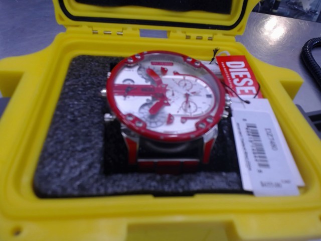 Montre diesel rouge et argent case jaune
