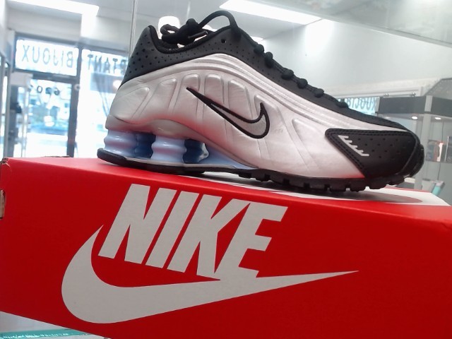 Soulier nike pour enfants gr4