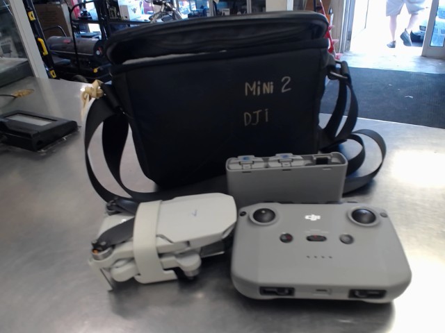 Dji mini 2 avec man et pieces dans case