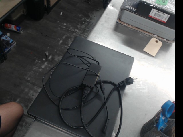 Laptop +chargeur +souris