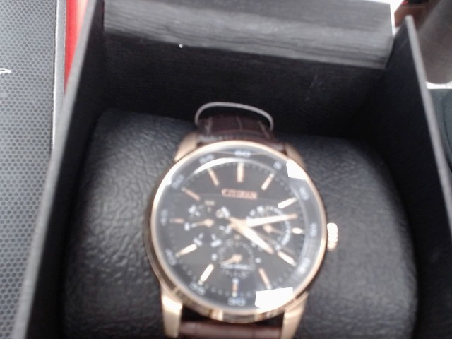 Montre citizen dans un case noir