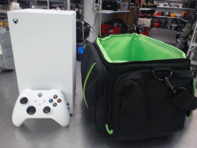 Xbox series x avec fil et man dans sac