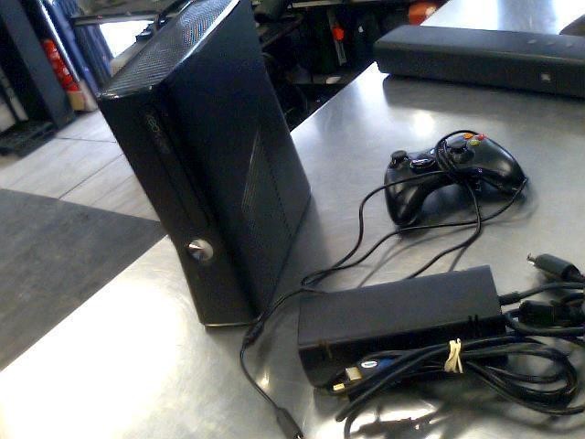 Xbox 360 + man + fils