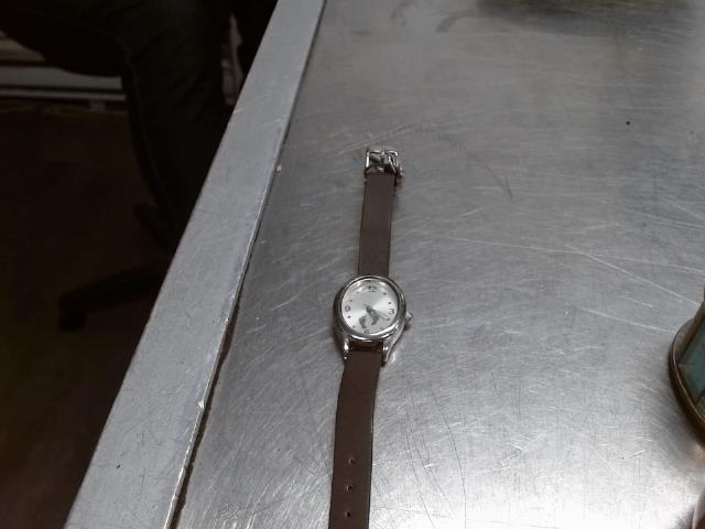 Montre cuire brun fonc