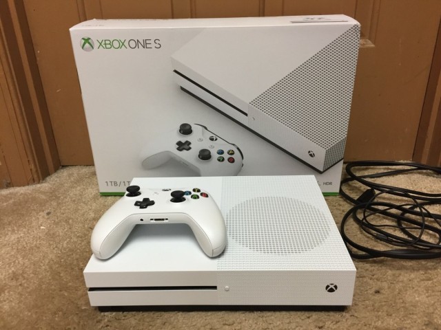 Xbox one s 4k uhd 1tb + tc (in box)
