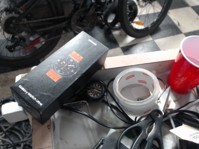 Smart watch + charg dans boite