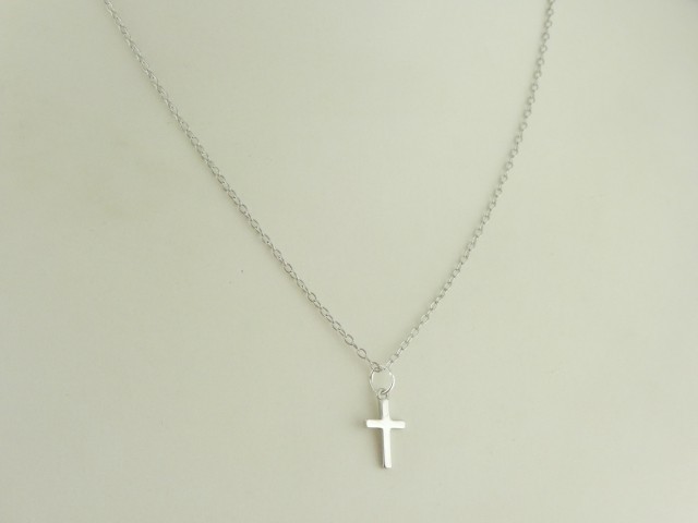 Petite chaine en argent avec croix stain