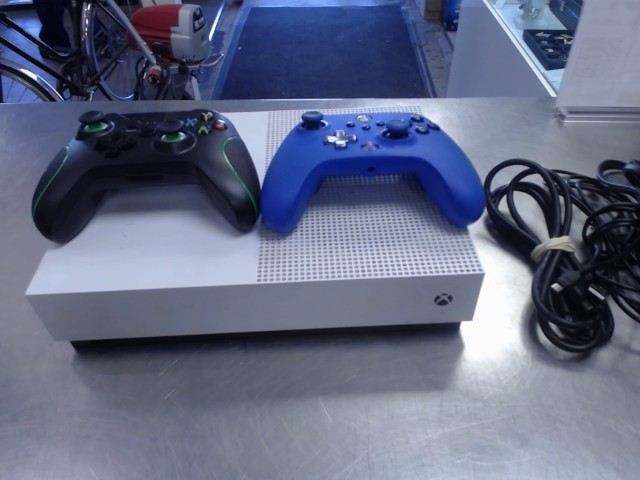 Xbox one s avec 2 man et fil