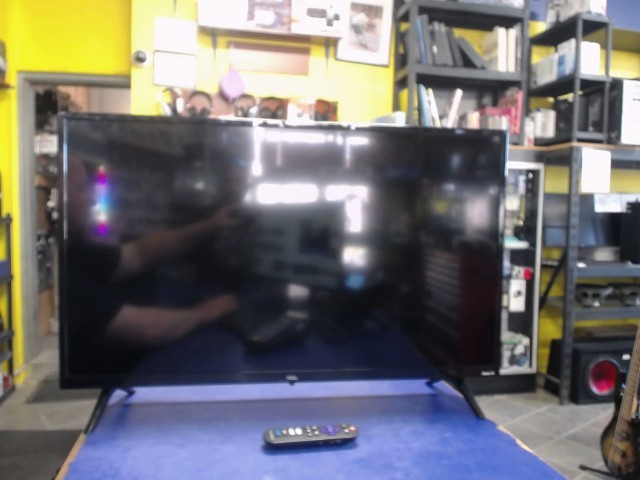 Tlviseur smart 720p avec manette