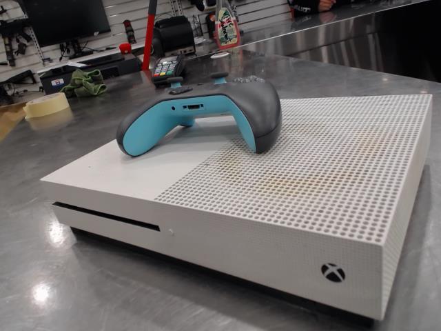 Xbox one s avec manette et fils