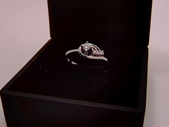 BAGUE EN OR 10KT AVEC DIAMANTS 