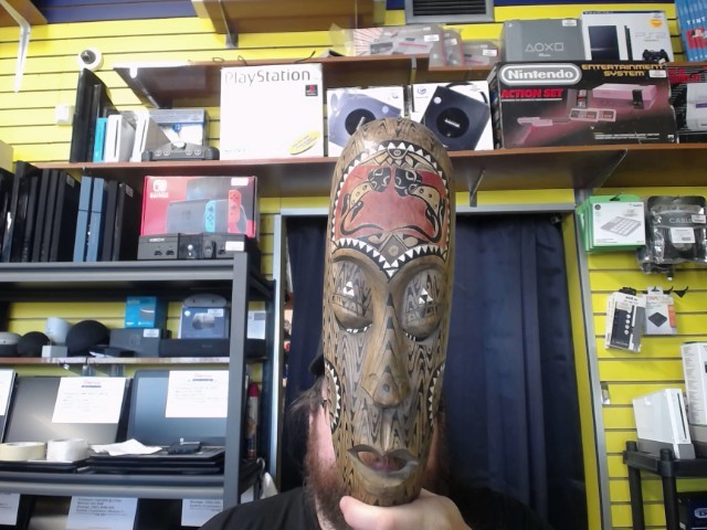 Masque africain en bois nacr