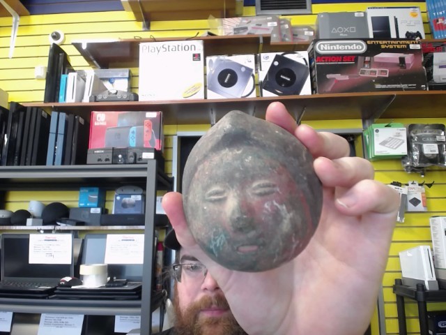 Petit masque en terre cuite rond