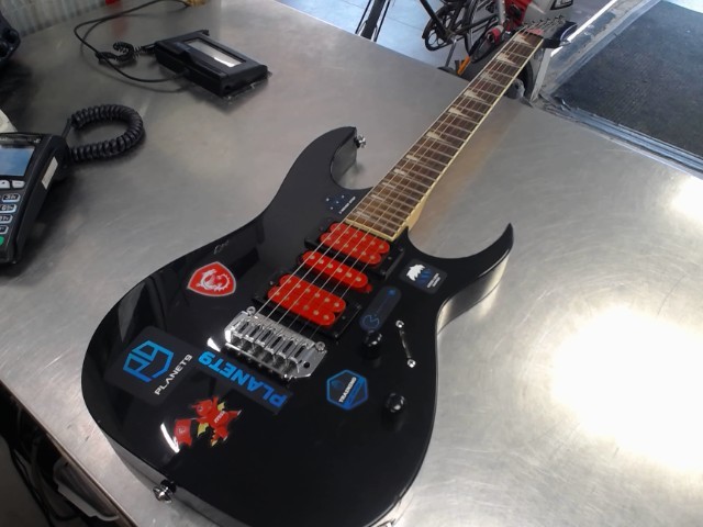 Guitare electrique dans tui