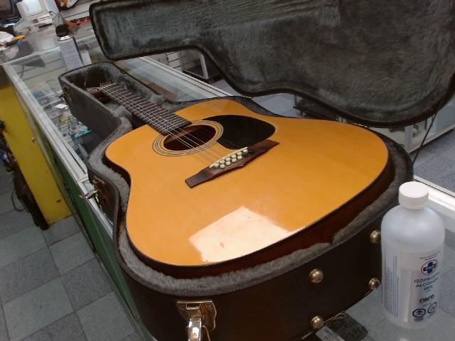 Guitar acoustique 12 cordes + case