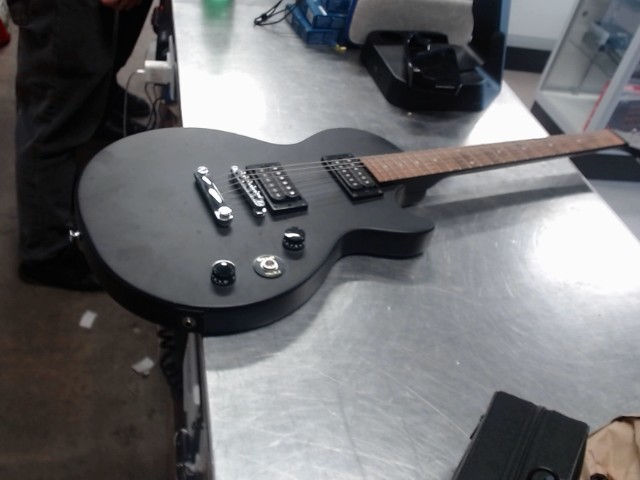 Guitare electrique tout noir manche brun
