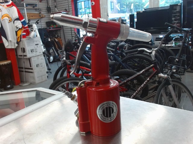 Machine a faire des rivets