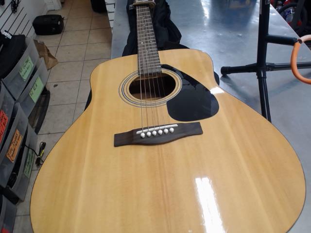 Guitare accoustique + case moue