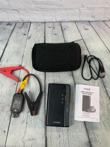 Jump starter et power bank dans sac noir