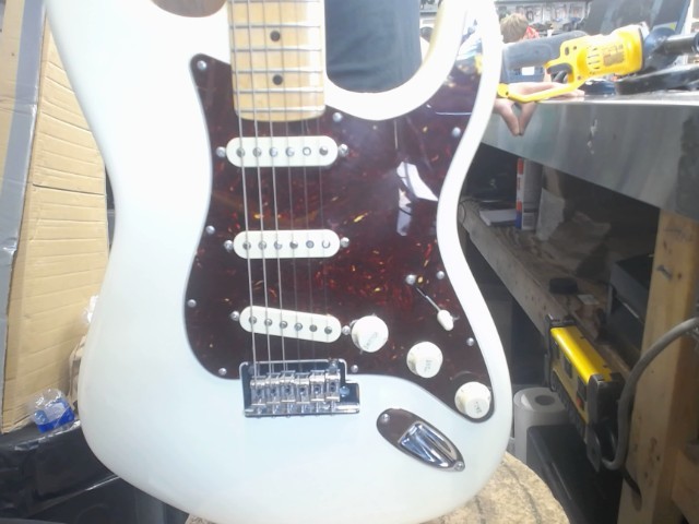 Guitar 2012 blanche+case