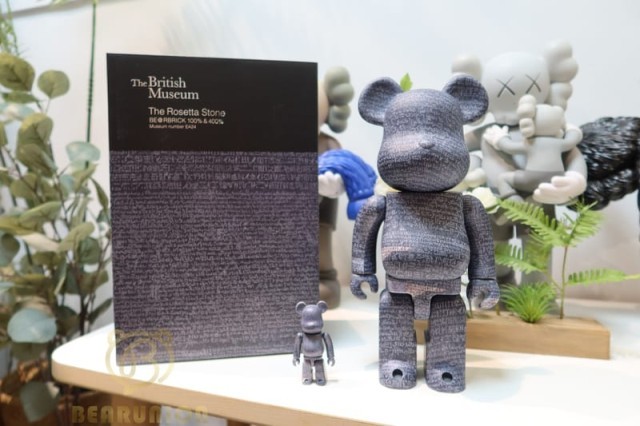 Bearbrick dans la boite the rosetta ston