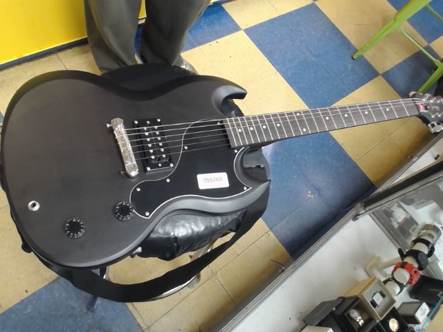 Guitare noire avec case