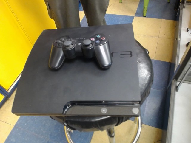 Console de jeux ps3 avec une manette