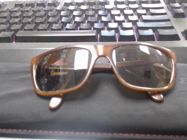 Lunette soleil dans pouch