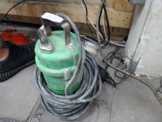 Submersible water pump
