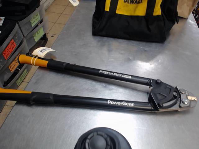 Bolt cutter