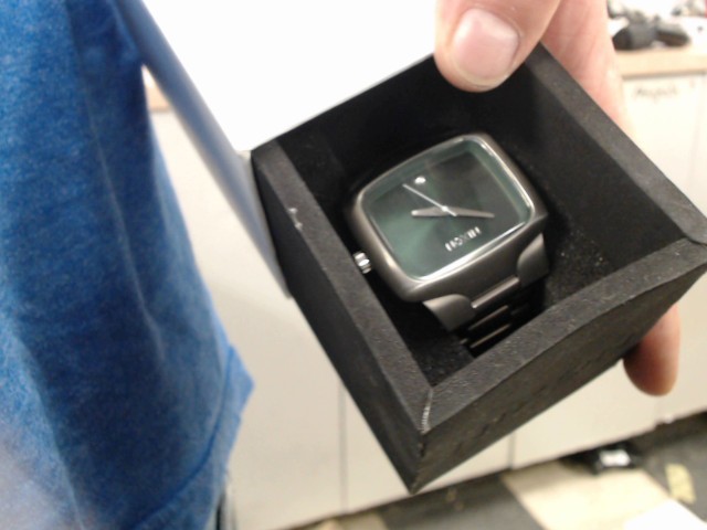 Montre carr. metal vert
