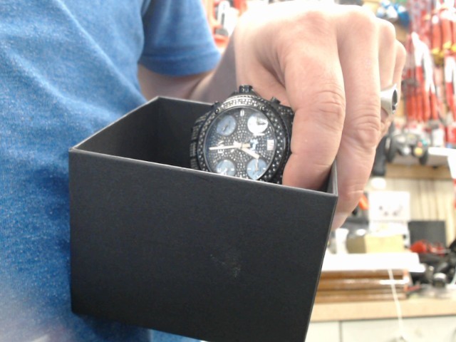 Montre noir avec diamants noir