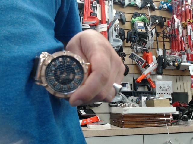 Montre avec 12 dimants rose et noir