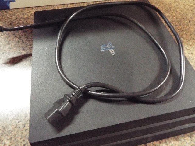 Ps4 pro noir + man + cable