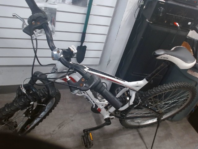 Velo cmm blanc rouge