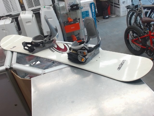 Planche de snowboard blanche