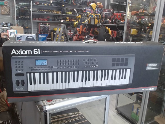 Clavier midi+boite+acc m-audio manque1pi