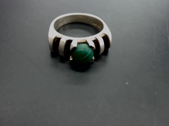Bague en argent avec pierre verte